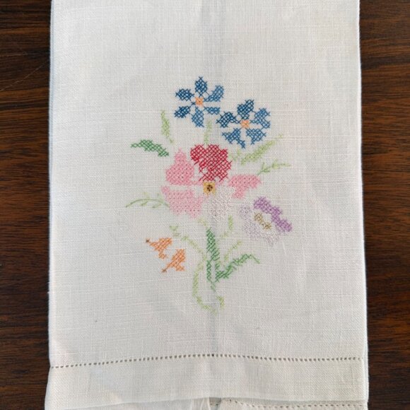 Adorable Dainty Vintage Hand Embroidered Hand Towel Set - Picture 2 of 9